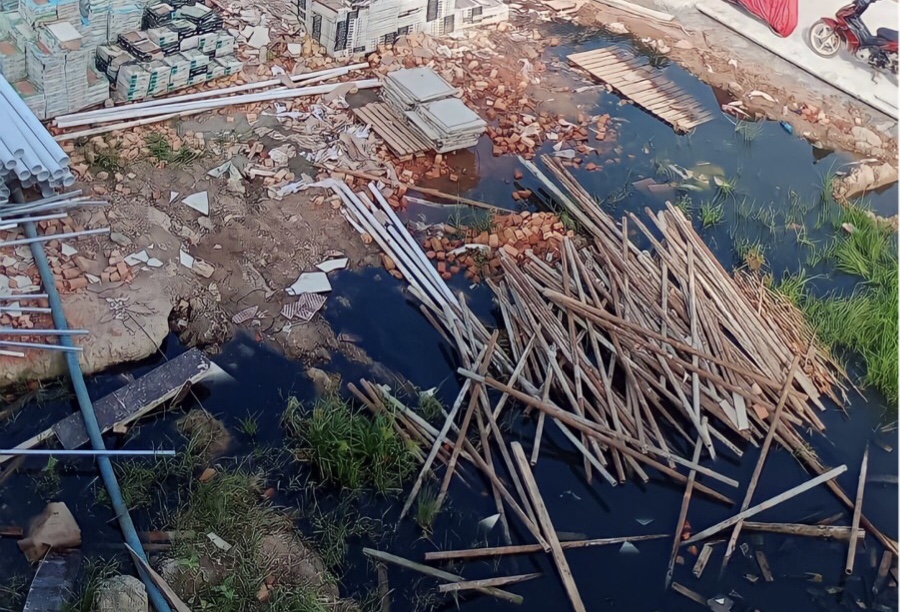 Air hitam beraroma busuk yang ada pada sungai di sekitar Industri peleburan nikel milik Kalimantan Ferro Industry. (Tim KJI)